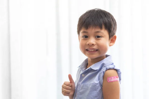 幸せな笑顔の肖像ワクチン接種小さなアジアの子供の男の子の子供の年齢5へ11注射ワクチンCovid 19保護後の医療用石膏と歳のポージングショー腕 コロナウイルスワクチン接種の子供 — ストック写真