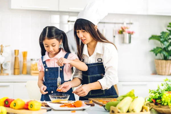 Portrait Enjoy Happy Love Asian Family Mother Little Asian Girl — Stock Photo, Image