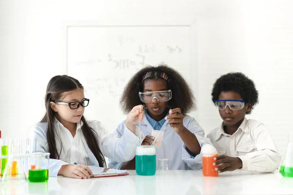 Group Teenage Student Learn Study Doing Chemical Experiment Holding Test — Stock Photo, Image