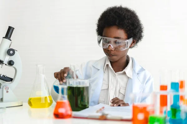 Afro Americano Bonito Menino Estudante Criança Aprendizagem Pesquisa Fazer Experimento — Fotografia de Stock