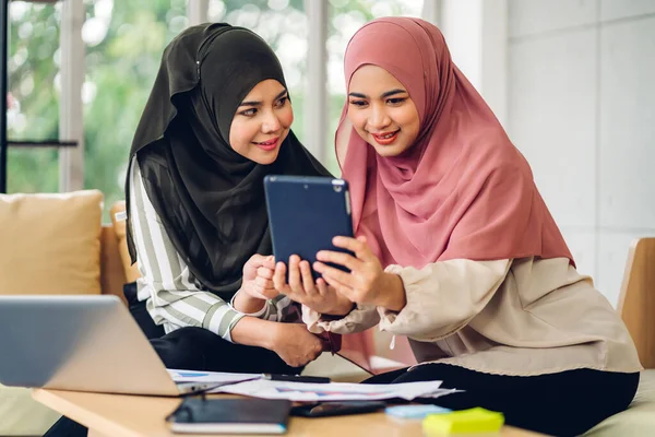 Gülümseyen Mutlu Asyalı Güzel Müslüman Kadın Dizüstü Bilgisayarla Rahatlıyor Çalışıyor — Stok fotoğraf