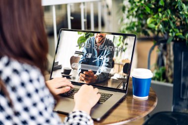 Genç iş kadını dizüstü bilgisayar kullanarak online iş araması yapıyor klavyede internet sitesinden iş bilgileri alıyor. Arama ve teknoloji