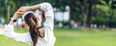 Portre sporu, spor kıyafetleri içinde ısınan Asyalı zayıf kadın sporu. Spor kıyafetleri içinde ısınıyor. Spor salonunda antrenman yapmadan önce spor yapıyor.