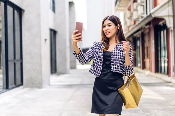 Portrait Sourire Heureuse Belle Femme Asiatique Détendre Utilisant Smartphone Numérique — Photo