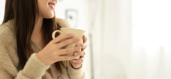 Retrato Sonriente Alegre Belleza Bonita Mujer Asiática Relajante Beber Mirando —  Fotos de Stock