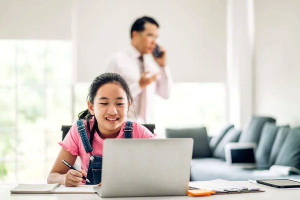 学校の子供の小さな学生の女の子は 学習し オンライン教育Eラーニングシステムで知識を勉強宿題を作るラップトップコンピュータを見て — ストック写真