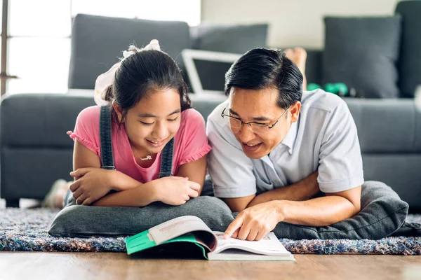 Ritratto Felice Amore Asiatico Famiglia Padre Insegnare Piccola Figlia Asiatico — Foto Stock