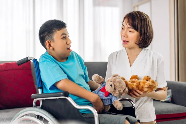 Portret Van Genieten Van Gelukkige Liefde Familie Aziatische Moeder Spelen — Stockfoto