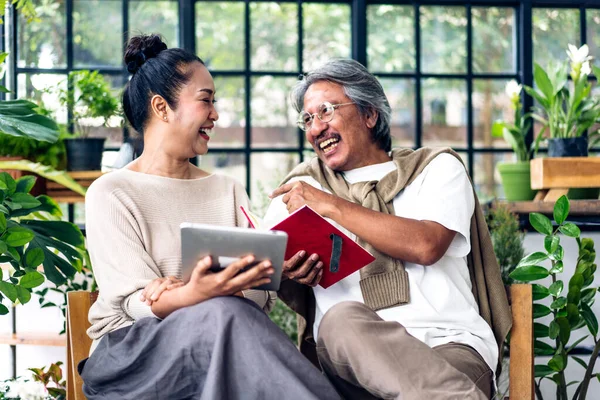 Idős Pár Ázsiai Család Amely Időt Használ Tabletta Együtt Boldog — Stock Fotó