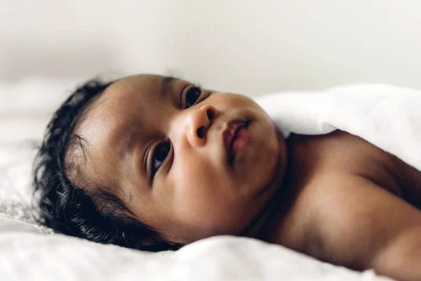 Retrato Lindo Adorable Bebé Afroamericano Pequeño Mirando Cámara Dormitorio Blanco —  Fotos de Stock