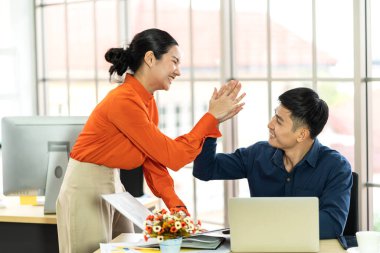 Proje başarısını kutlamak için grup profesyonel iş adamlarının başarısı. Yaratıcı iş ona ofiste beş iyi takım çalışması veriyor.