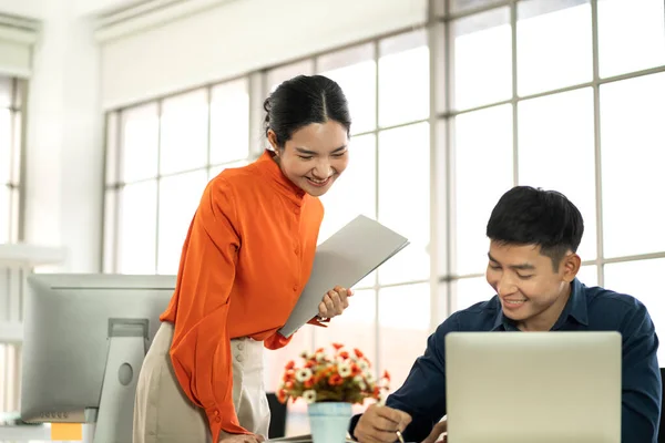 Uomo Donna Affari Asiatici Incontrano Analizzando Discutendo Strategia Con Avvio — Foto Stock