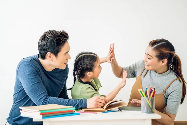 Ritratto Godere Amore Felice Famiglia Asiatica Padre Madre Con Bambina — Foto Stock