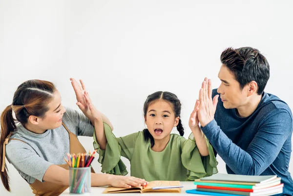 Ritratto Godere Amore Felice Famiglia Asiatica Padre Madre Con Bambina — Foto Stock