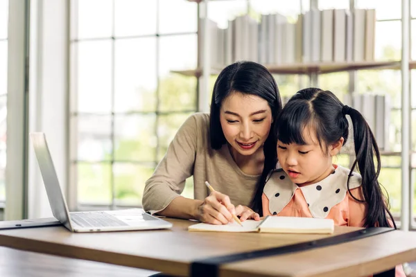 Ritratto Felice Amore Asiatico Famiglia Madre Insegnare Piccola Figlia Asiatico — Foto Stock