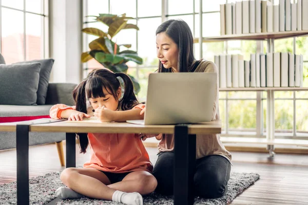 Mother Asian Kid Little Girl Learn Look Laptop Computer Reviewing — Stock Photo, Image