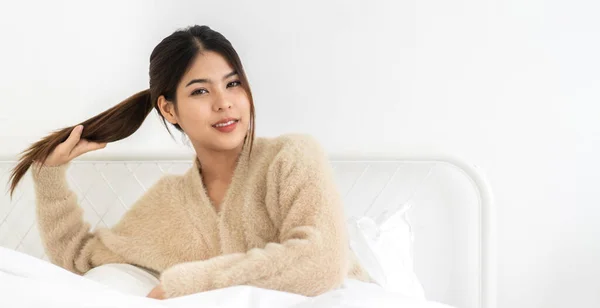 Retrato Sonriente Alegre Hermosa Mujer Asiática Limpia Fresca Piel Blanca —  Fotos de Stock