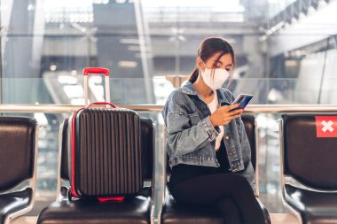 Coronavirus yüzünden karantinada olan genç bir kadın, virüs salgını sırasında maske takıyor ve korunuyor.