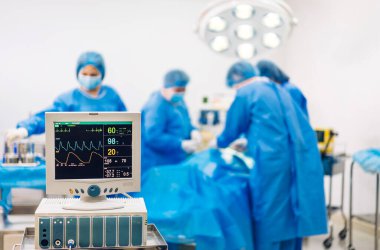 Profesyonel anestezi uzmanı doktor tıp ekibi ve asistanı modern hastane acil servisinde cerrahi ekipmanla jinekolojik ameliyata hazırlanıyor.