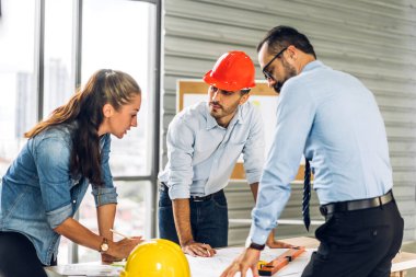 İnşaat alanındaki inşaat sahasında mimari tasarım ve inşaat araçlarıyla yeni inşaat projeleri planında çalışan mimar sanayi mühendisi ustabaşı profesyonel bir inşaat mühendisi.