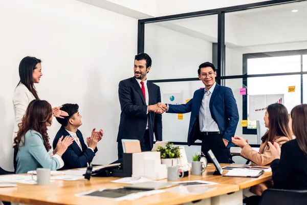 Imagem Dois Asiáticos Parceiros Negócios Terno Elegante Sucesso Handshake Juntos — Fotografia de Stock