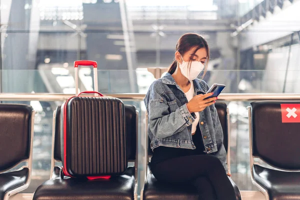 Coronavirus yüzünden karantinada olan genç bir kadın, virüs salgını sırasında maske takıyor ve korunuyor.