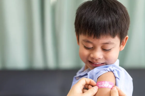 Retrato Sonrisa Feliz Vacunado Niño Asiático Niños Años Posando Mostrar — Foto de Stock