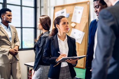Bir grup iş toplantısı ve pazarlama projesi analizi finans süreci ile strateji tartışması. İş adamları ofiste fikir ve belge ortağı planlar ve beyin fırtınası yaparlar. Takım çalışması