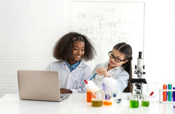 Grupo Estudantes Adolescentes Aprendem Ciências Estudam Fazendo Experimento Ciências Químicas — Fotografia de Stock