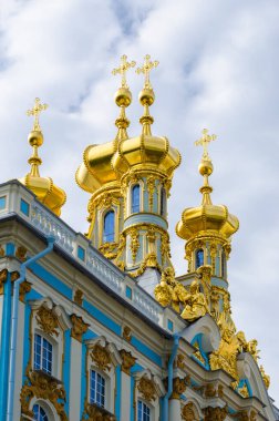 Sonbaharda Saray Kilisesi 'nin altın kubbeleri. SAINT PETERSBURG, RUSSIA Ekim 2020: Altın kubbeli barok tarzı saray.