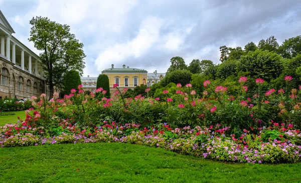 Blooming Flower Beds Autumn Park Background Ancient Palace Gallery — Stock Photo, Image