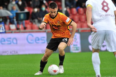 Benevento 'lu Mattia Viviani, Benevento ile Reggina arasındaki İtalyan Serie A şampiyonası maçında Benevento 4, Reggina 0, Benevento' daki Ciro Vigorito Stadyumu 'nda oynandı. Benevento, İtalya, 27 Kasım 2021.