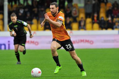 Benevento 'nun Artur Ionita oyuncusu, Benevento ile Reggina arasındaki İtalyan Serie A şampiyonası maçında Benevento 4, Reggina 0, Benevento' daki Ciro Vigorito Stadyumu 'nda oynandı. Benevento, İtalya, 27 Kasım 2021. 