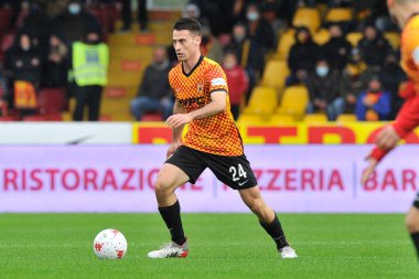 Benevento 'lu Mattia Viviani, Benevento ile Reggina arasındaki İtalyan Serie A şampiyonası maçında Benevento 4, Reggina 0, Benevento' daki Ciro Vigorito Stadyumu 'nda oynandı. Benevento, İtalya, 27 Kasım 2021. 