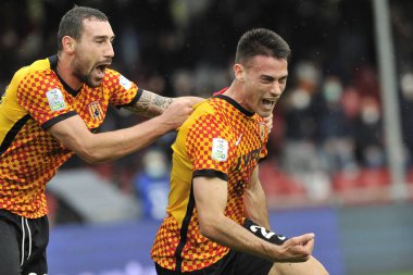 Benevento 'daki Ciro Vigorito Stadyumu' nda oynanan Benevento-Reggina maçında Mattia Viviani ve Artur Ionita, Benevento-Reggina arasındaki İtalyan Serie A şampiyonluğu maçında son maç Benevento 4, Reggina 0 'dır. Benevento, İtalya, Nov