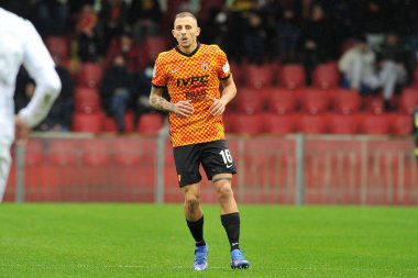 Benevento 'lu Riccardo Improta oyuncusu, Benevento ile Reggina arasındaki İtalyan Serie A şampiyonluğu maçında Benevento 4, Reggina 0, Benevento' daki Ciro Vigorito Stadyumu 'nda oynandı. Benevento, İtalya, 27 Kasım 2021.