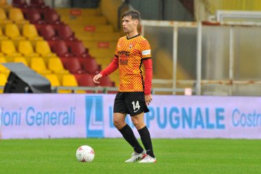 Benevento 'lu Alessandro Vogliacco, Benevento ile Reggina arasındaki İtalyan Serie A şampiyonası maçında Benevento 4, Reggina 0, Benevento' daki Ciro Vigorito Stadyumu 'nda oynandı. Benevento, İtalya, 27 Kasım, 2