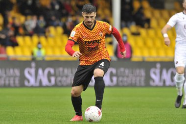 Benevento 'lu Gennaro Acampora, Benevento ile Reggina arasındaki İtalya Serie A şampiyonası maçında Benevento 4, Reggina 0, Benevento' daki Ciro Vigorito Stadyumu 'nda oynandı. Benevento, İtalya, 27 Kasım 2021.
