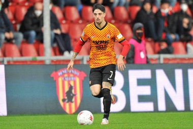 Benevento 'lu Salvatore Elia, Benevento ile Reggina arasındaki İtalyan Serie A şampiyonası maçında Benevento 4, Reggina 0, Benevento' daki Ciro Vigorito Stadyumu 'nda oynandı. Benevento, İtalya, 27 Kasım 2021.