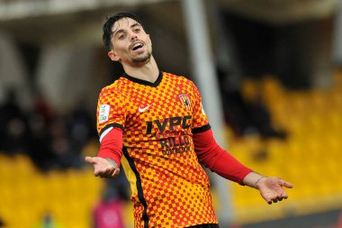 Benevento 'lu Salvatore Elia, Benevento ile Reggina arasındaki İtalyan Serie A şampiyonası maçında Benevento 4, Reggina 0, Benevento' daki Ciro Vigorito Stadyumu 'nda oynandı. Benevento, İtalya, 27 Kasım 2021. 
