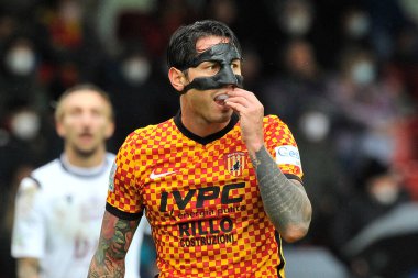 Benevento 'nun Gianluca Lapadula oyuncusu, Benevento ile Reggina arasındaki İtalyan Serie A şampiyonası maçında Benevento 4, Reggina 0, Benevento' daki Ciro Vigorito Stadyumu 'nda oynandı. Benevento, İtalya, 27 Kasım 2021