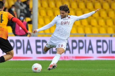 Benevento ile Reggina arasında oynanan İtalyan Serie A şampiyonası maçında, Benevento 4, Reggina 0, Benevento 'da oynanan Ciro Vigorito Stadyumu' nda oynanan maç sonucu: Perparim Hetemaj. Benevento, İtalya, 27 Kasım 2021.