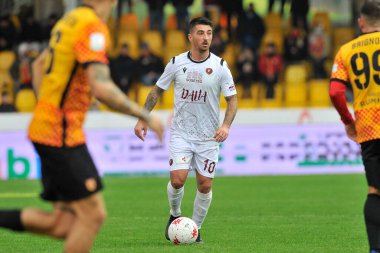 Benevento ile Reggina arasında oynanan İtalyan Serie A şampiyonası maçında Benevento 4, Reggina 0, Benevento 'da oynanan Ciro Vigorito Stadyumu maçında Nicola Bellomo oynadı. Benevento, İtalya, 27 Kasım 2021. 