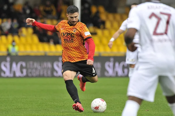 Benevento 'lu Gennaro Acampora, Benevento ile Reggina arasındaki İtalya Serie A şampiyonası maçında Benevento 4, Reggina 0, Benevento' daki Ciro Vigorito Stadyumu 'nda oynandı. Benevento, İtalya, 27 Kasım 2021.