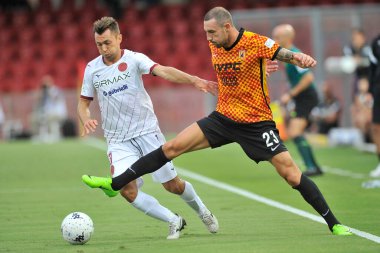 Benevento 'nun Artur Ionita oyuncusu ve Cittadella' nın Amedeo Benedetti oyuncusu, Benevento - Cittadella final maçı sırasında Benevento Vigorito Stadyumu 'nda oynanan 4-1' lik final maçı sırasında,. 