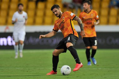 Benevento 'lu Gennaro Acampora oyuncusu, Benevento ile Cittadella arasındaki İtalya Serie B şampiyonluğu maçında 4-1' lik final maçında, Benevento 'daki Ciro Vigorito Stadyumu' nda oynandı. Benevento, İtalya, 21 Eylül 2021. 