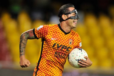 Benevento 'nun Gianluca Lapadula oyuncusu, Benevento ile Cittadella arasındaki İtalya Serie B şampiyonluğu maçında, Benevento' daki Ciro Vigorito Stadyumu 'nda oynanan maç 4-1' dir. Benevento, İtalya, 21 Eylül 2021. 