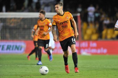 Benevento 'lu Alessandro Vogliacco oyuncusu, Benevento ile Lecce arasındaki İtalya Serie B şampiyonluğu maçında Ciro Vigorito Stadyumu' nda oynanan final maçında 0-0 yenildi. Benevento, İtalya, 10 Eylül 2021.