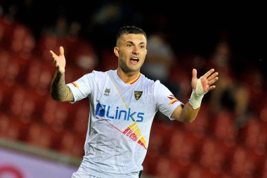 Lecce 'nin Gabriel Strefezza oyuncusu, Benevento ile Lecce arasındaki İtalyan Serie B şampiyonluğu maçında Ciro Vigorito Stadyumu' nda oynanan final maçı 0-0 oldu. Benevento, İtalya, 10 Eylül 2021. 
