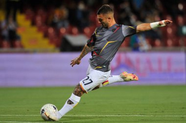 Lecce 'nin Gabriel Strefezza oyuncusu, Benevento ile Lecce arasındaki İtalyan Serie B şampiyonluğu maçında Ciro Vigorito Stadyumu' nda oynanan final maçı 0-0 oldu. Benevento, İtalya, 10 Eylül 2021. 